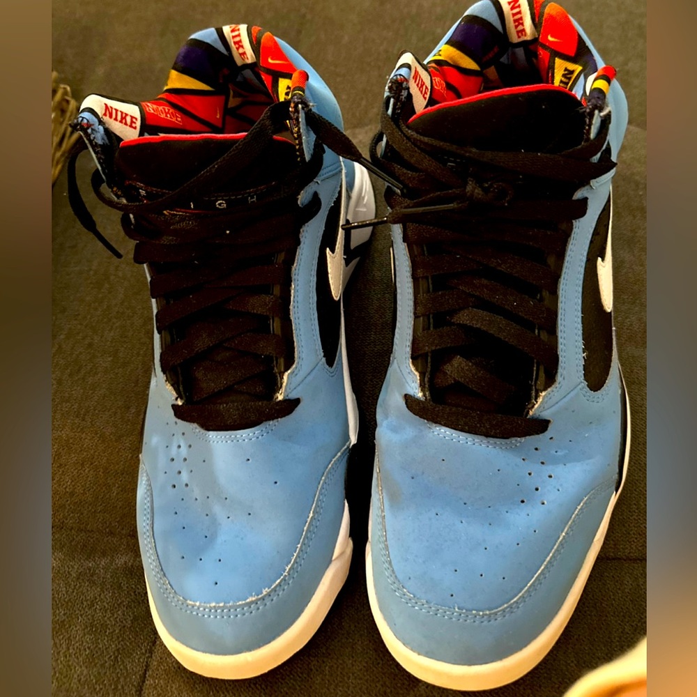 Mens NIKE shoes! Gently used with no scuffs or tears!
